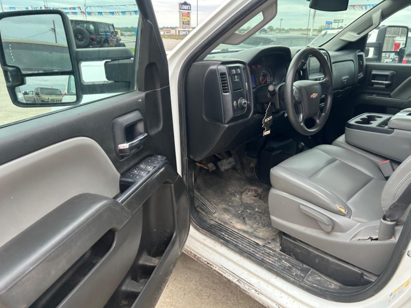 2019 White Chevrolet Silverado 2500HD Work Truck Double Cab 4WD (2GC2KREG7K1) with an 6.0L V8 OHV 16V engine, 6A transmission, located at 1687 Business 35 S, New Braunfels, TX, 78130, (830) 625-7159, 29.655487, -98.051491 - Photo#9